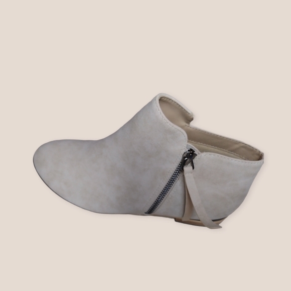 Boots - Picture 2 of 4